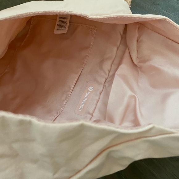 Lululemon curved crossbody bag pink color - Picture 3 of 4